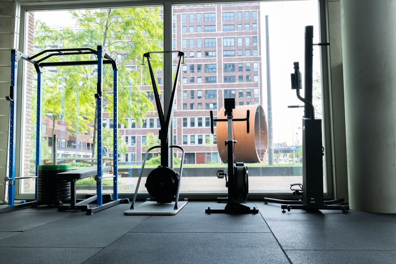 Krachtrack, Echo bike en skierg voor het raam bij Body Matrix Rotterdam