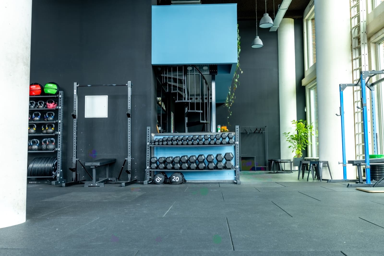 Krachtvloer met dumbbellrek, kettlebells en de spiraaltrap bij Body Matrix Rotterdam
