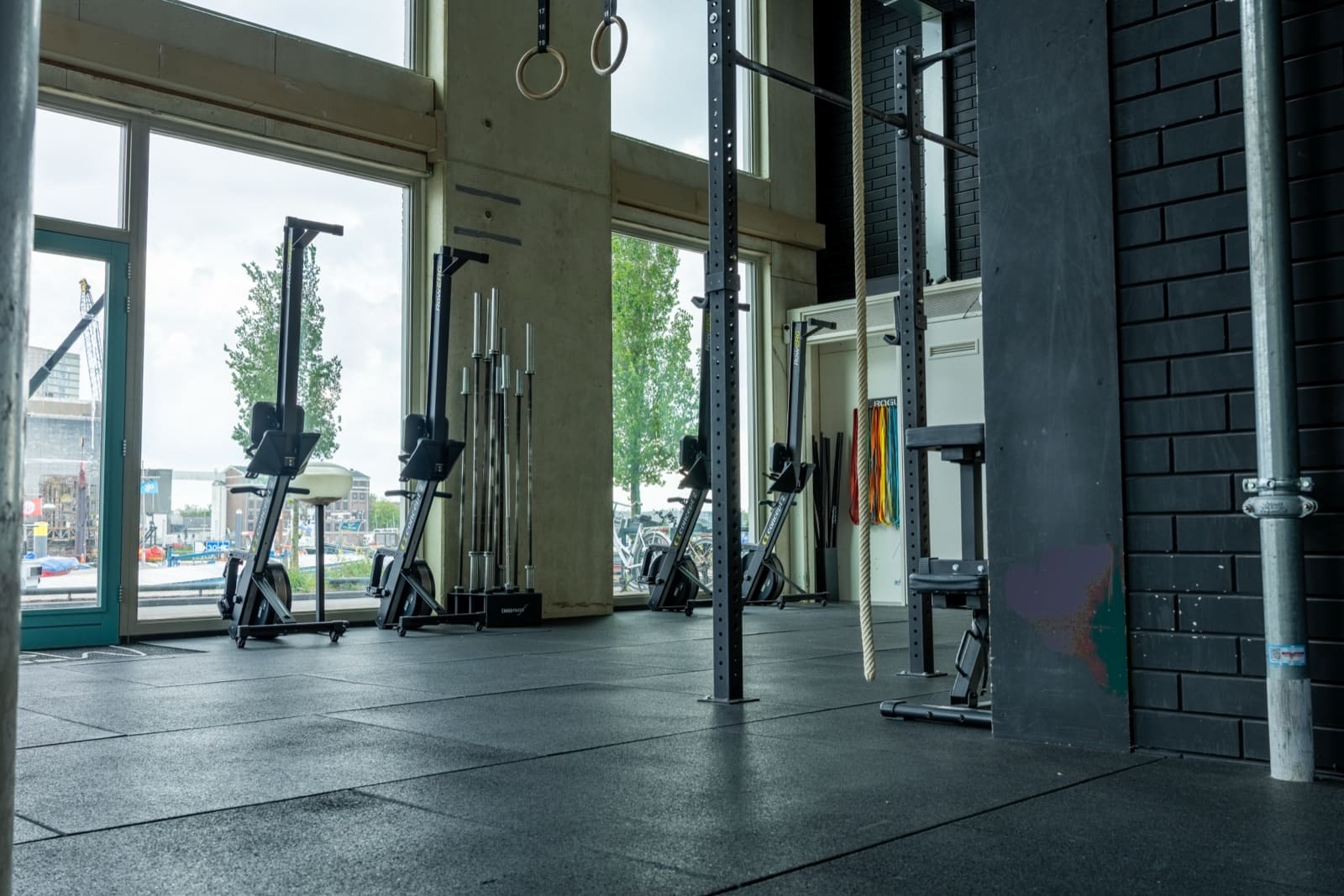 Conditioning hoek met turnringen en uitzicht op het water bij Body Matrix Rotterdam